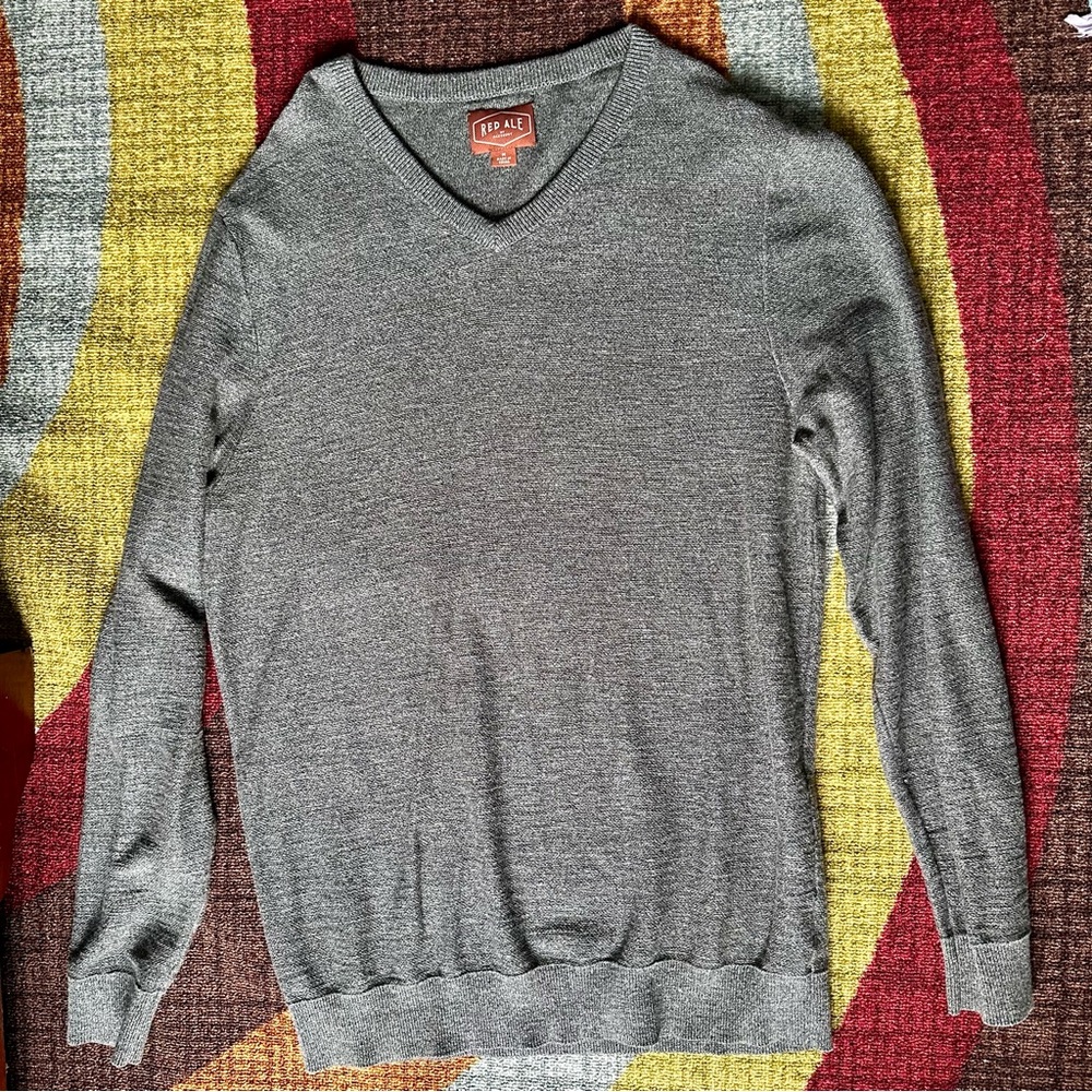 Red Ale by Alesbury - gray v neck sweater